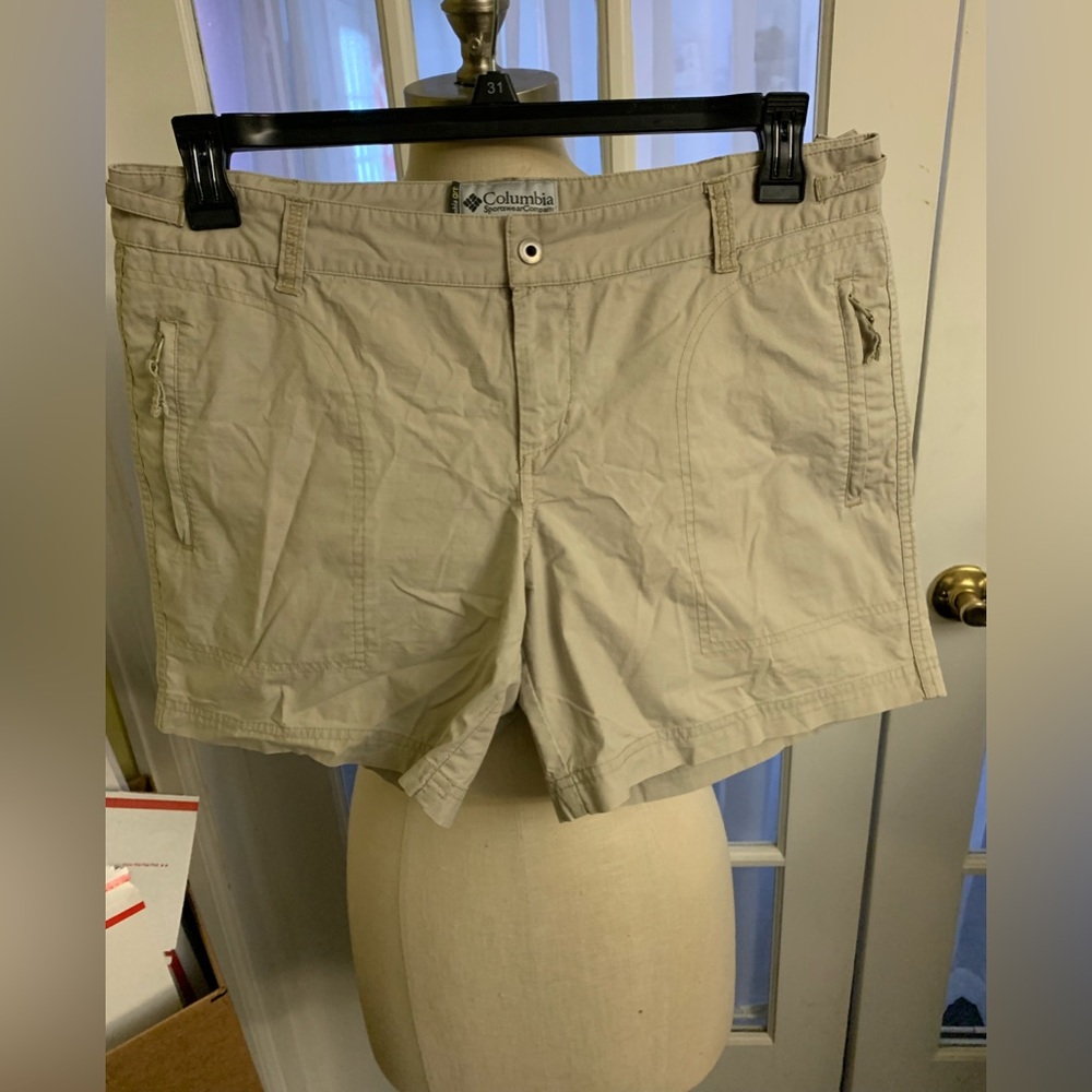 COLUMBIA SPORTSWEAR COMPANY WOMANS SHORTS